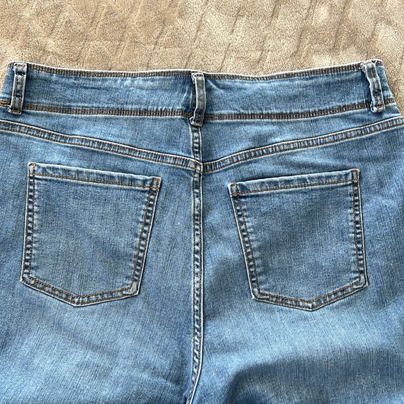 PRICE JUST REDUCED!!! NWOT!!! Gloria Vanderbilt wide leg crop jeans. - Picture 5 of 8